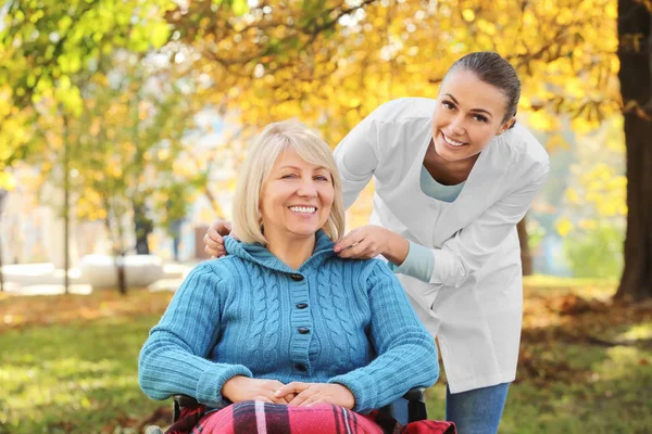 Femme Âgée Handicapée Jeune Infirmière Dans Parc — Photo