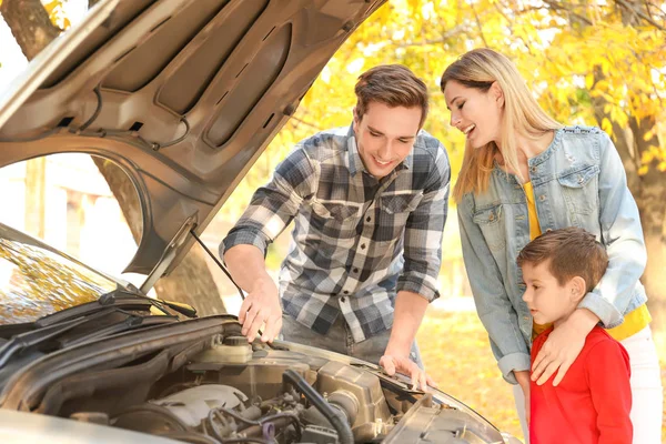 Ung Familj Reparera Bil Utomhus — Stockfoto