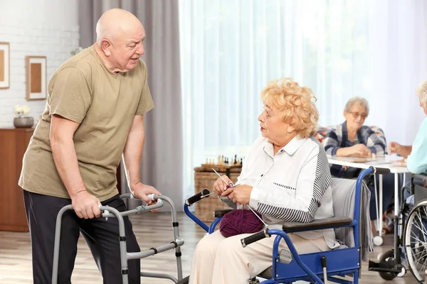 Seniorin Rollstuhl Strickt Gespräch Mit Freundin Pflegeheim — Stockfoto