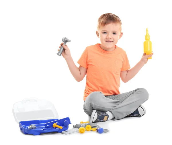 Leuke jongen spelen met speelgoed tools — Stockfoto