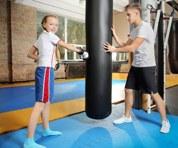 Petite Fille Avec Entraîneur Près Punchbag Dans Salle Gym — Photo