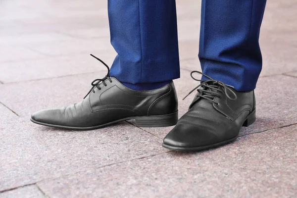 Homem Elegante Sapatos Couro Preto Livre — Fotografia de Stock