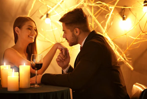 Jongeman Zoenen Zijn Vriendin Hand Zittend Aan Tafel Met Het — Stockfoto