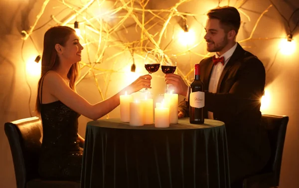 Jong Koppel Het Drinken Van Wijn Aan Tafel Met Het — Stockfoto