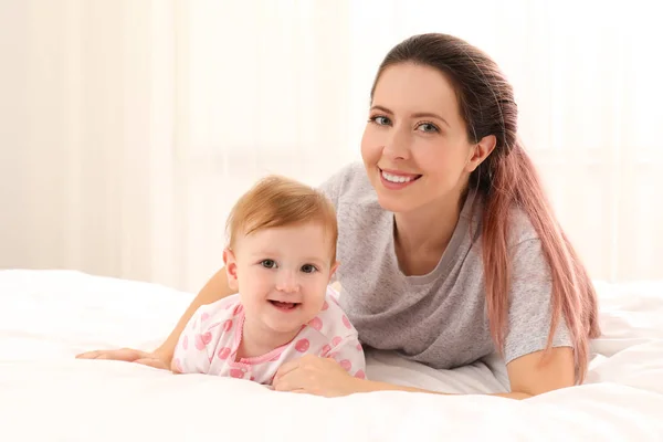 Jovem Mãe Seu Bebê Bonito Cama Casa — Fotografia de Stock