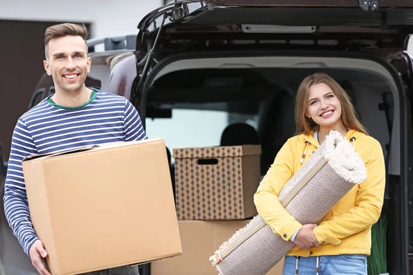 Pareja Joven Descargando Coche Día Movimiento — Foto de Stock