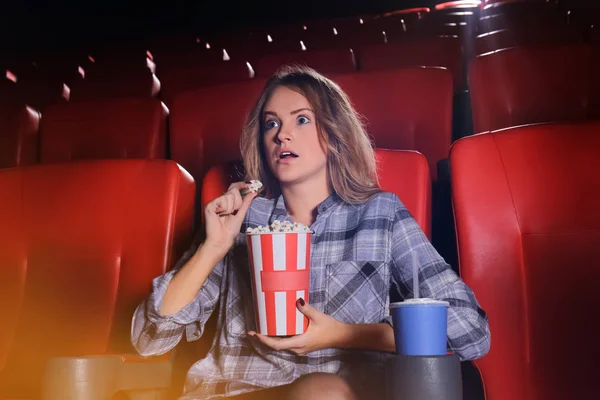 Молодая Женщина Смотрит Кино Кино — стоковое фото