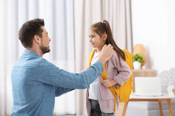 Jonge Man Helpen Zijn Dochter Maak Klaar Voor School — Stockfoto