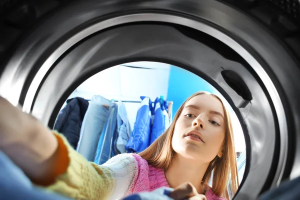 Mujer Joven Lavando Ropa Lavandería Vista Desde Interior Lavadora — Foto de Stock