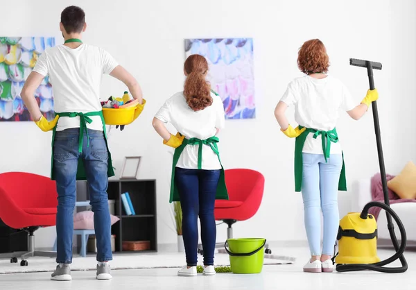Jovens profissionais do serviço de limpeza — Fotografia de Stock