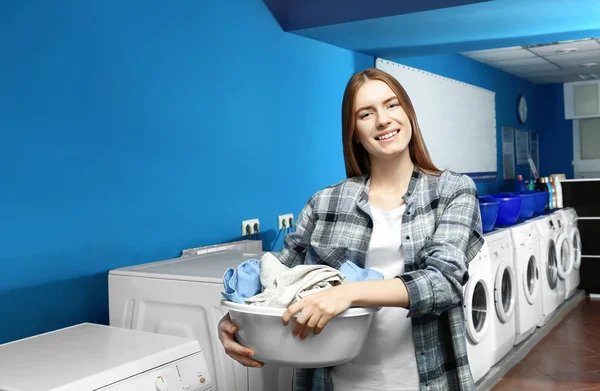 Jeune Femme Avec Des Vêtements Sales Dans Laverie Automatique Journée — Photo