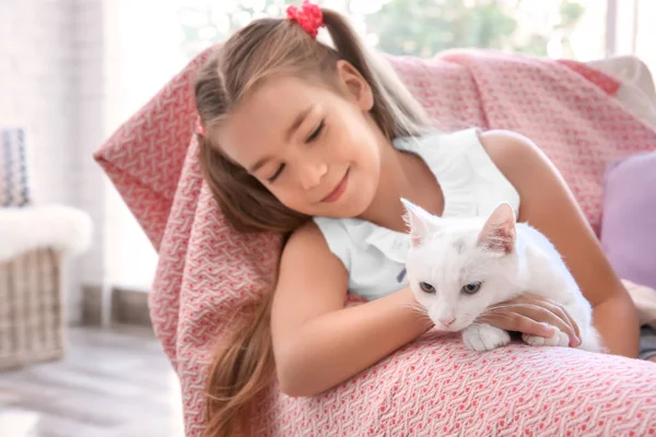 Menina Sentada Poltrona Com Gato Branco Dentro Casa — Fotografia de Stock