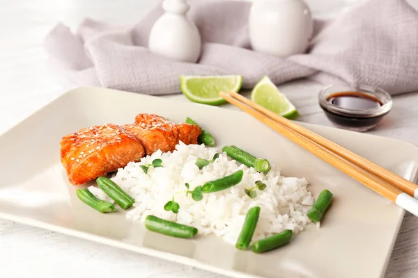 Filete Pescado Servido Con Arroz Judías Verdes Sobre Fondo Madera — Foto de Stock