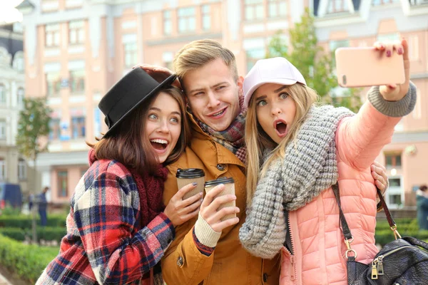 Jovens Amigos Felizes Tomando Selfie Livre — Fotografia de Stock