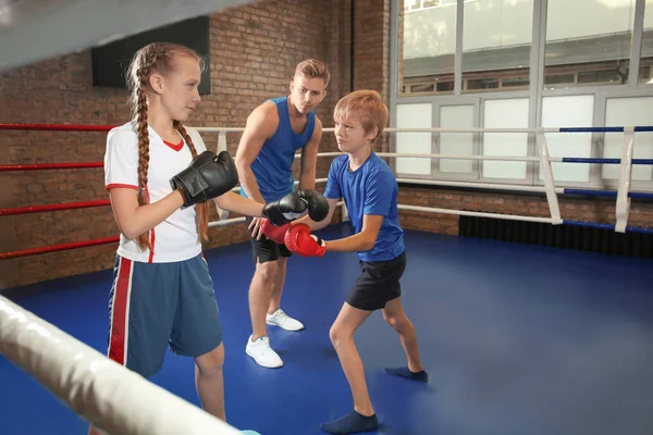 Niños Pequeños Con Entrenador Anillo Boxeo — Foto de Stock