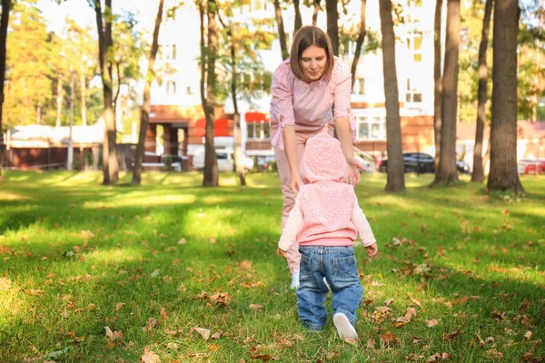 Moeder Met Schattig Meisje Samenspelen Herfst Park — Stockfoto