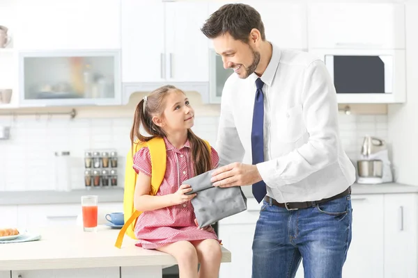 Jovem Ajudando Sua Filha Preparar Para Escola — Fotografia de Stock