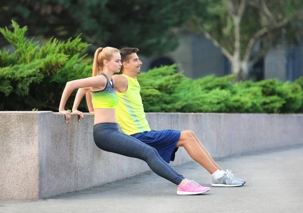 Pareja Joven Ropa Deportiva Haciendo Ejercicios Ciudad — Foto de Stock