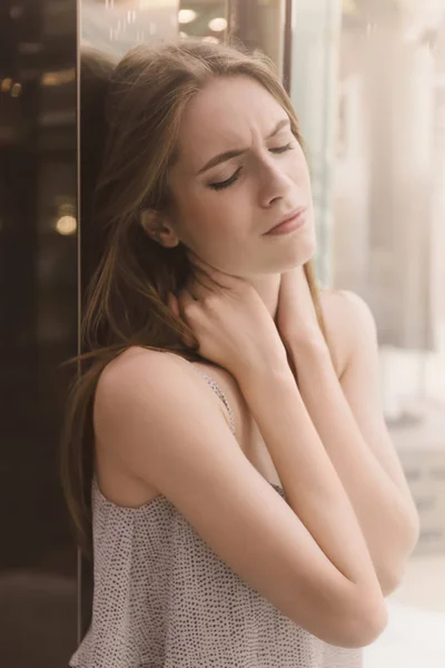 Depresif Genç Kadın Kapalı — Stok fotoğraf