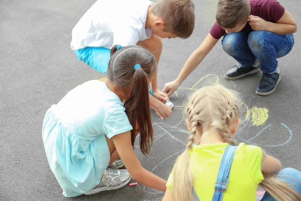 Dzieci Rysowania Kredą Asfalcie Zewnątrz — Zdjęcie stockowe