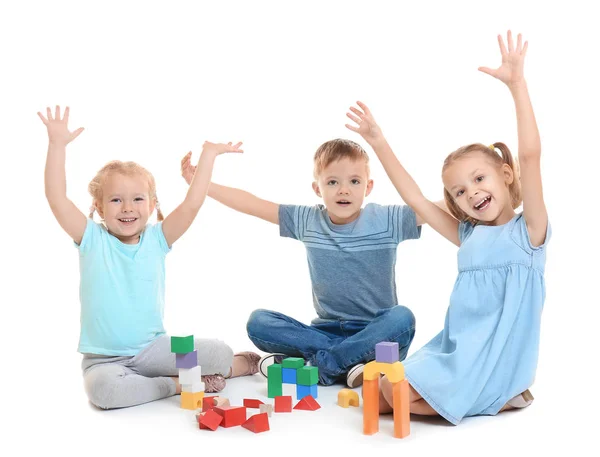 Schattige Kleine Kinderen Spelen Met Bouwstenen Witte Achtergrond — Stockfoto