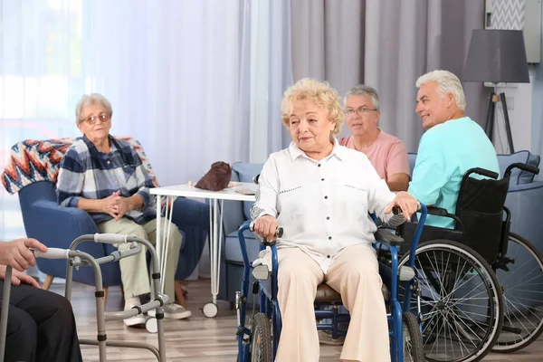 Senioren Verbringen Zeit Gemeinsam Pflegeheim — Stockfoto