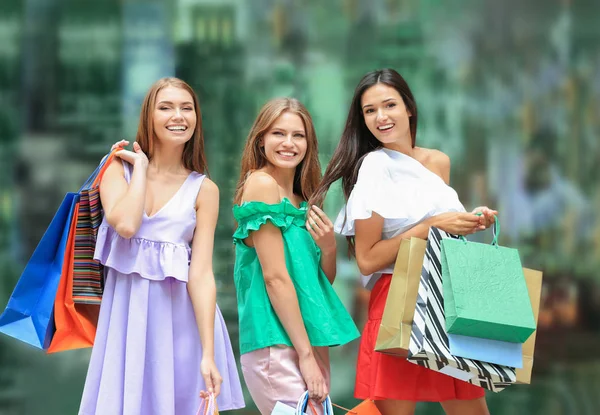 Jovens Mulheres Com Sacos Compras Rua Cidade — Fotografia de Stock