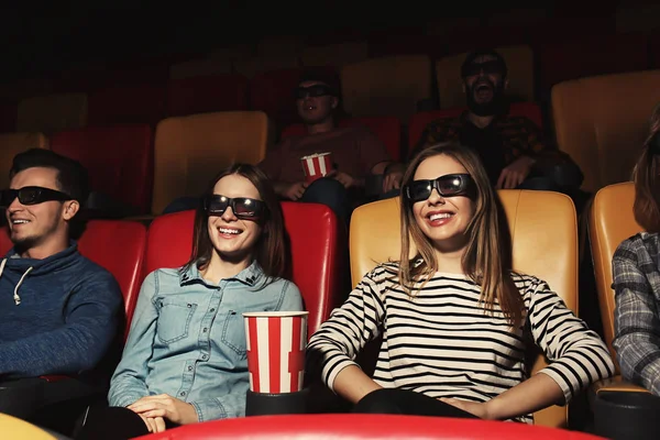 Jovens Assistindo Filme Cinema — Fotografia de Stock