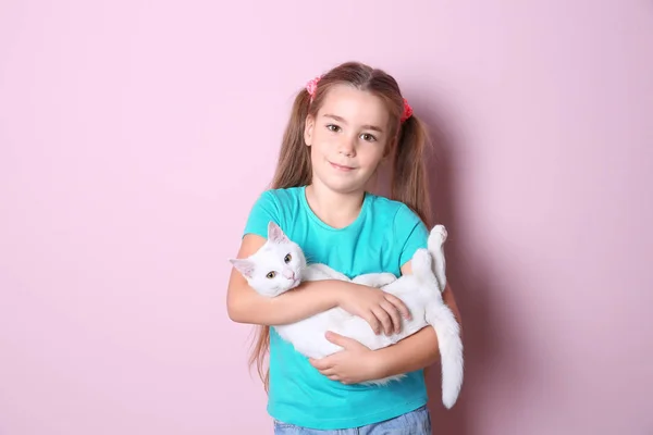 Niña Sosteniendo Gato Blanco Sobre Fondo Rosa —  Fotos de Stock