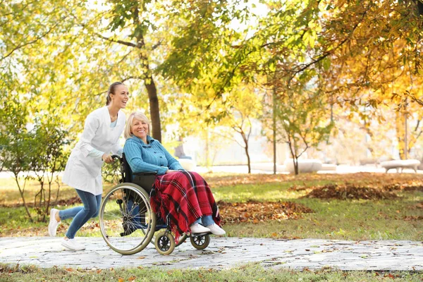 Behinderte Seniorin Und Junge Krankenschwester Park — Stockfoto