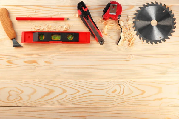 木製の背景に大工道具のセット — ストック写真
