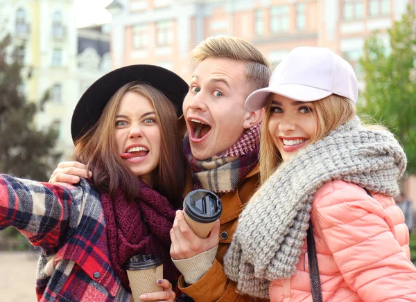 Jovens Amigos Felizes Tomando Selfie Livre — Fotografia de Stock