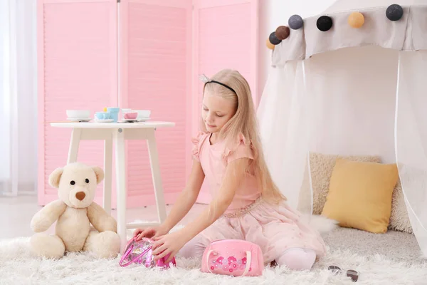 Linda Chica Vestida Como Una Pequeña Princesa Jugando Casa — Foto de Stock