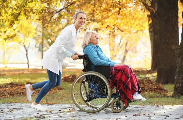 Behinderte Seniorin Und Junge Krankenschwester Park — Stockfoto