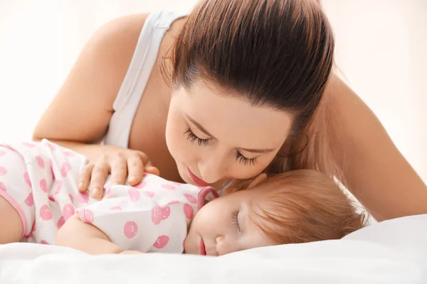 Jovem Mãe Com Seu Bebê Adormecido Casa — Fotografia de Stock