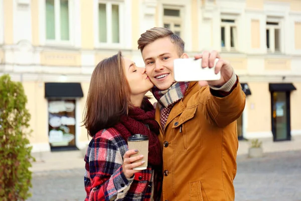 Unga Söta Paret Tar Selfie Utomhus — Stockfoto