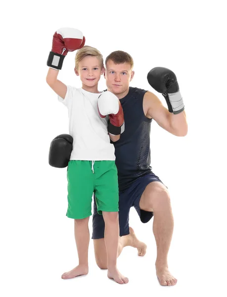 Lindo Entrenamiento Niño Con Entrenador Boxeo Sobre Fondo Blanco — Foto de Stock
