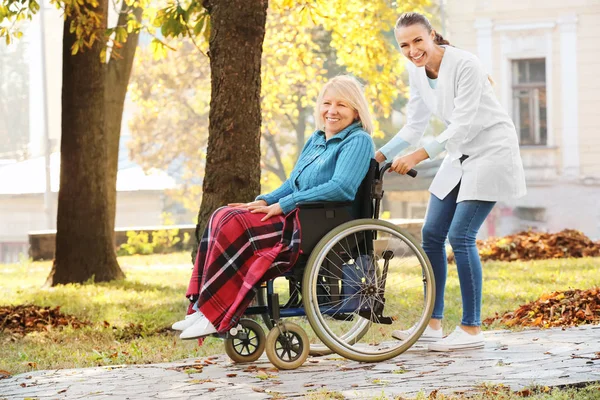 Behinderte Seniorin Und Junge Krankenschwester Park — Stockfoto