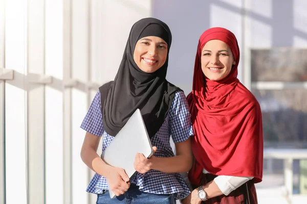 オフィスで同僚とイスラム教徒のビジネス女性 — ストック写真