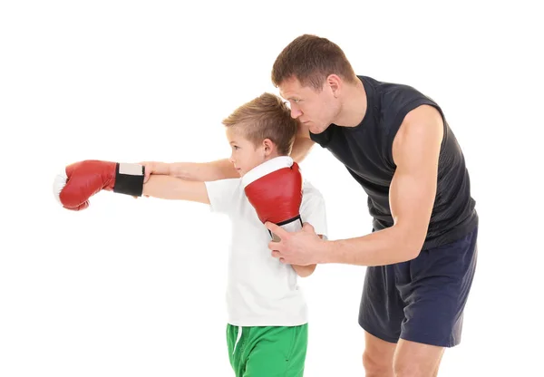 可爱的小男孩训练与拳击教练在白色背景 — 图库照片