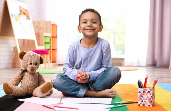 Pequeño niño afroamericano dibujo —  Fotos de Stock