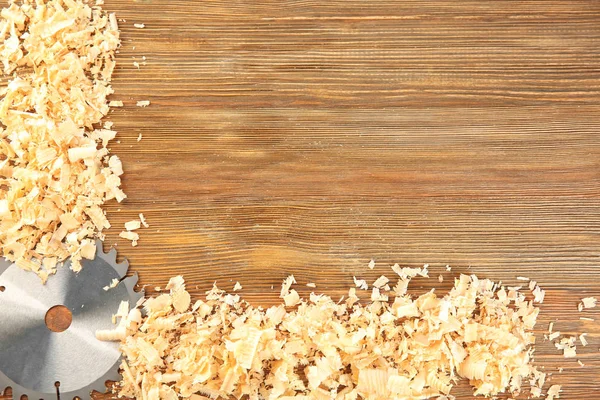 丸鋸刃と木製削り大工さんのテーブルの上 — ストック写真
