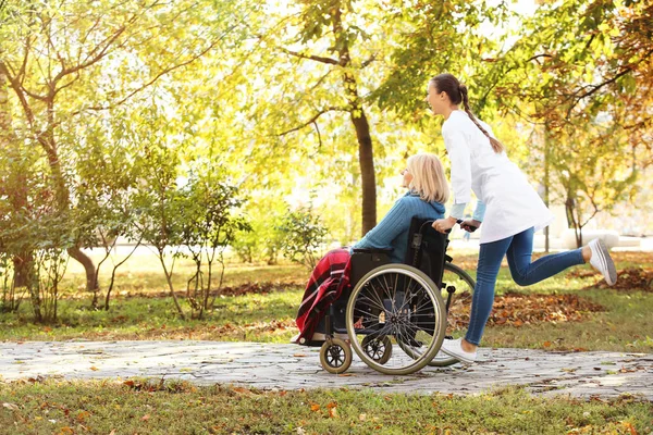 Fogyatékkal Élő Idősebb Fiatal Nővér Park — Stock Fotó