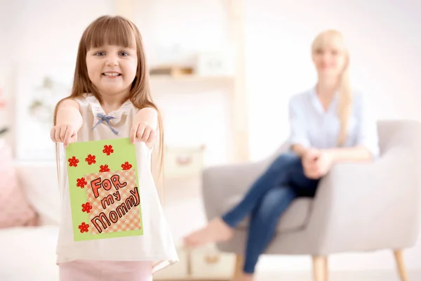 Niña Sosteniendo Tarjeta Felicitación Para Día Madre Casa — Foto de Stock