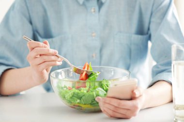 salata yerken kalori sayma kadın