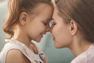 Mutlu anne ve kızın portresi. 