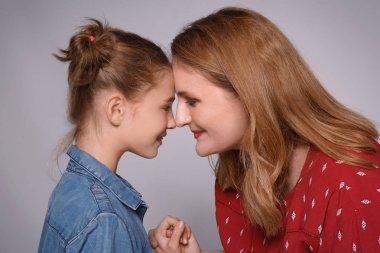 Mutlu anne ve kızın portresi.