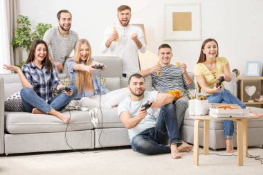 Video oyunları oynayan insanlar 