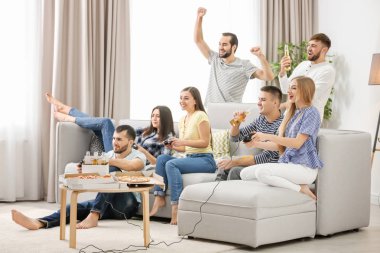 Video oyunları oynayan insanlar 