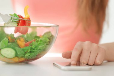 salata yerken kalori sayma kadın